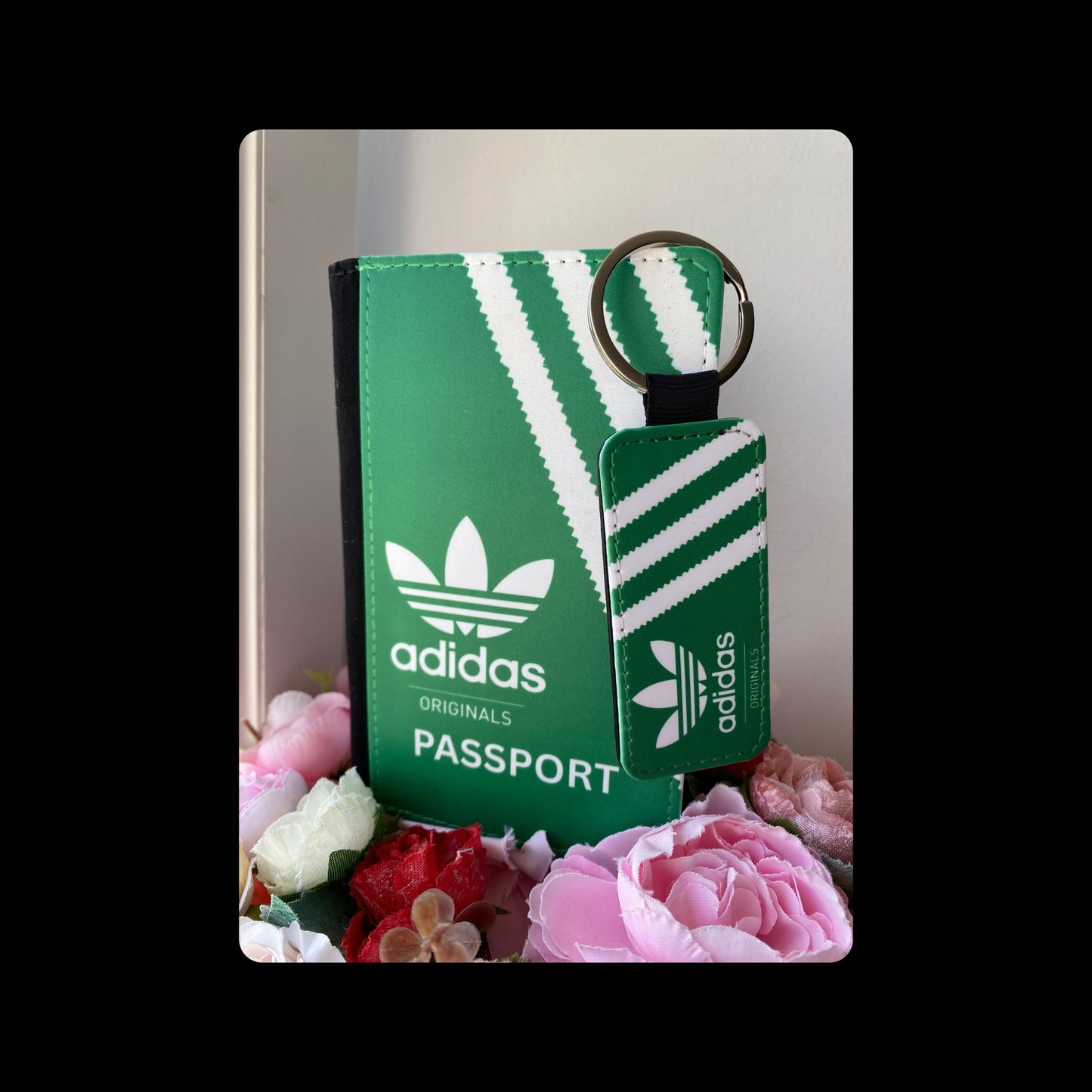 Adidas Originals Green & White Shoebox Style PU Material Passport Holder & Keyring