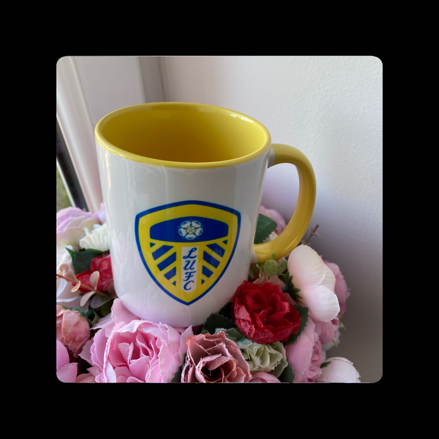 Leeds United Badge 11oz (330ml) Two Tone Mug